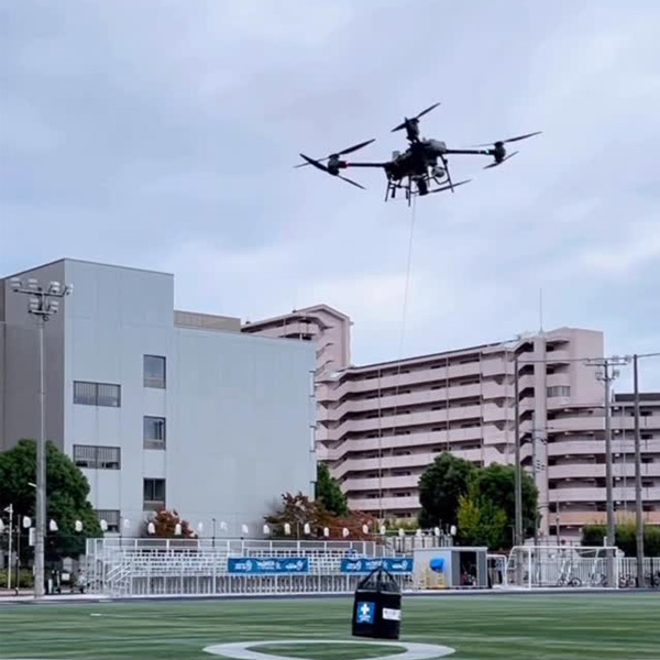 東大阪キャンパスで、運搬用ドローンを活用した自動輸送に関する実証実験と、学生向け係留装置付き小型ドローン操作体験を実施しました。
 今後は長距離飛行実証実験などを経て、最終的に「近畿大学おおさかメディカルキャンパス」での自動輸送の実現と、災害時に医療資材を迅速に必要地域へ届ける体制の構築をめざします。
