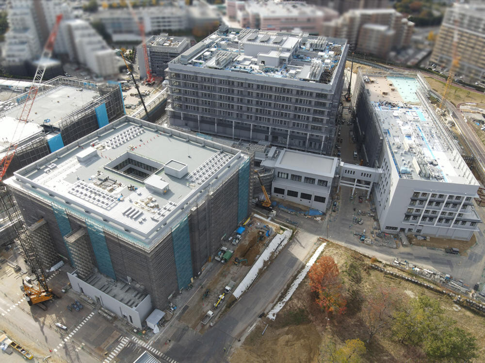 4号館（教育棟）と体育館