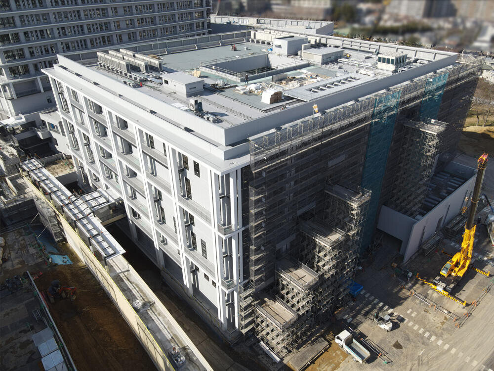 2025年1月4号館（教育棟 ペデストリアンデッキ側）