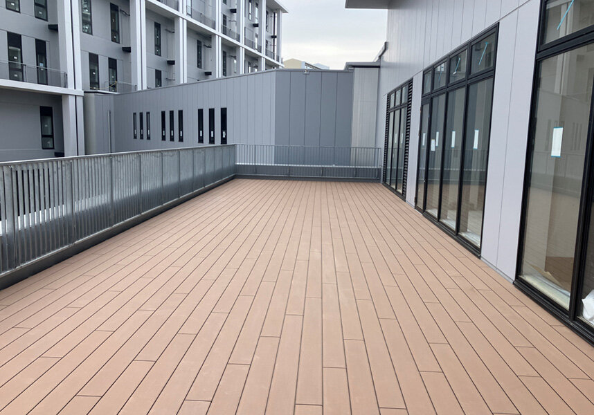 3号館（サービス棟）3F バルコニー ウッドデッキ施工状況