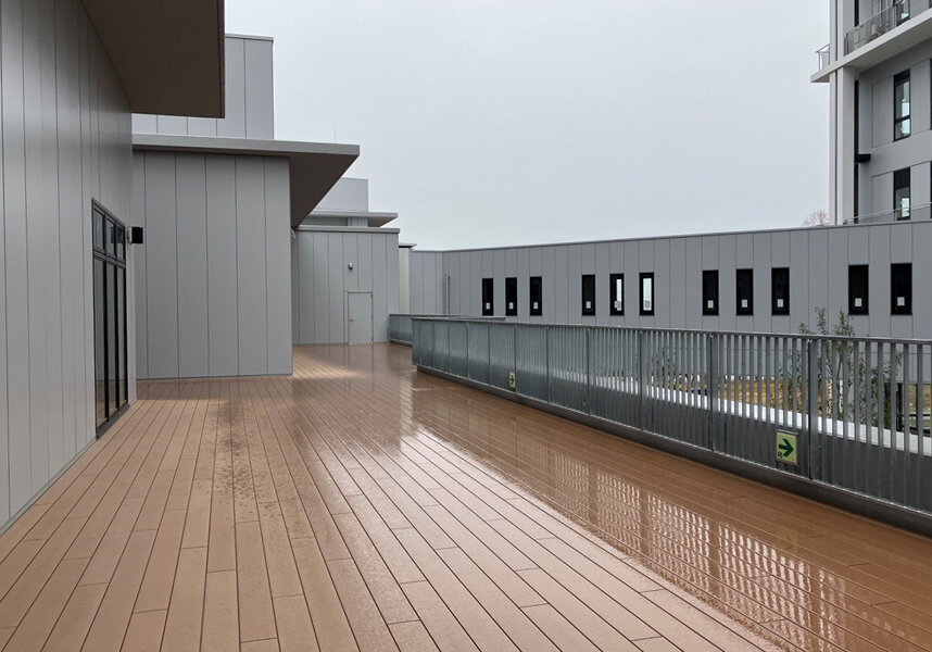 3号館（サービス棟）3F バルコニー ウッドデッキ施工状況
